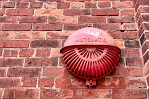 Wartung einer Alarmanlage im Haus